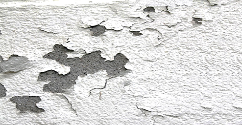 外壁を覆っている塗料の膜が剥がれてきます