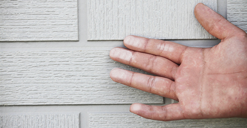 壁を触ると手に粉が付く